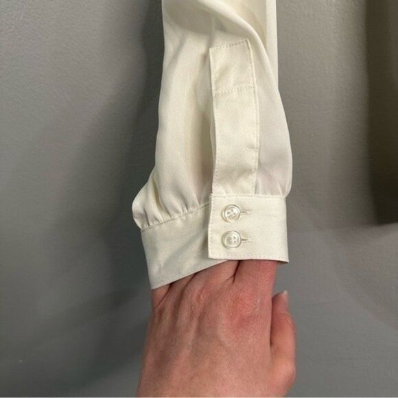 The Limited Women’s size small white silky feel long sleeve blouse 532B3 - Picture 6 of 11